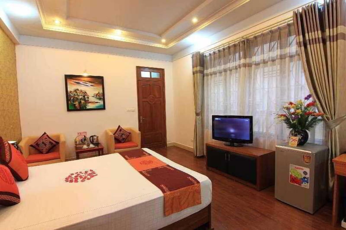 Minibar, in-room safe, desk, iron/ironing board (on request)