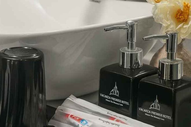 Dusch, gratis toalettartiklar, hårtork och tofflor