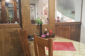 Food court - Urban Alley Hotel (Hanoi)