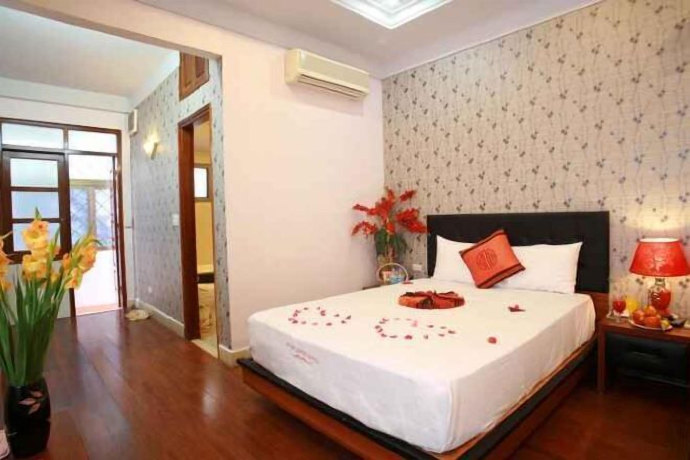 Minibar, in-room safe, desk, iron/ironing board