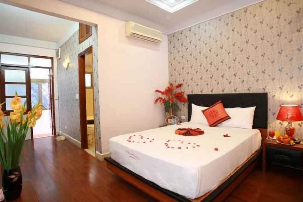 Minibar, in-room safe, desk, iron/ironing board