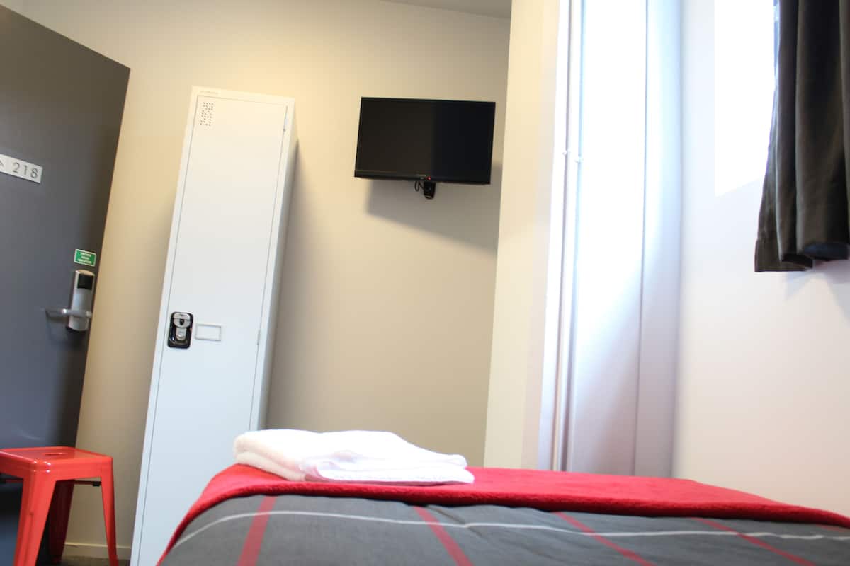 Single Room, Shared bathroom, TV | Premium bedding, free WiFi, bed sheets