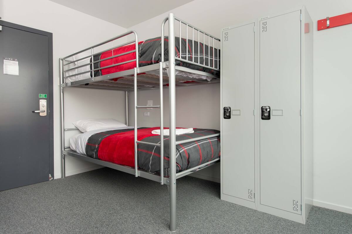 6 Bed Female Dorm, Shared Bathroom (1 Single Bed)  | Premium bedding, WiFi (free), bed sheets
