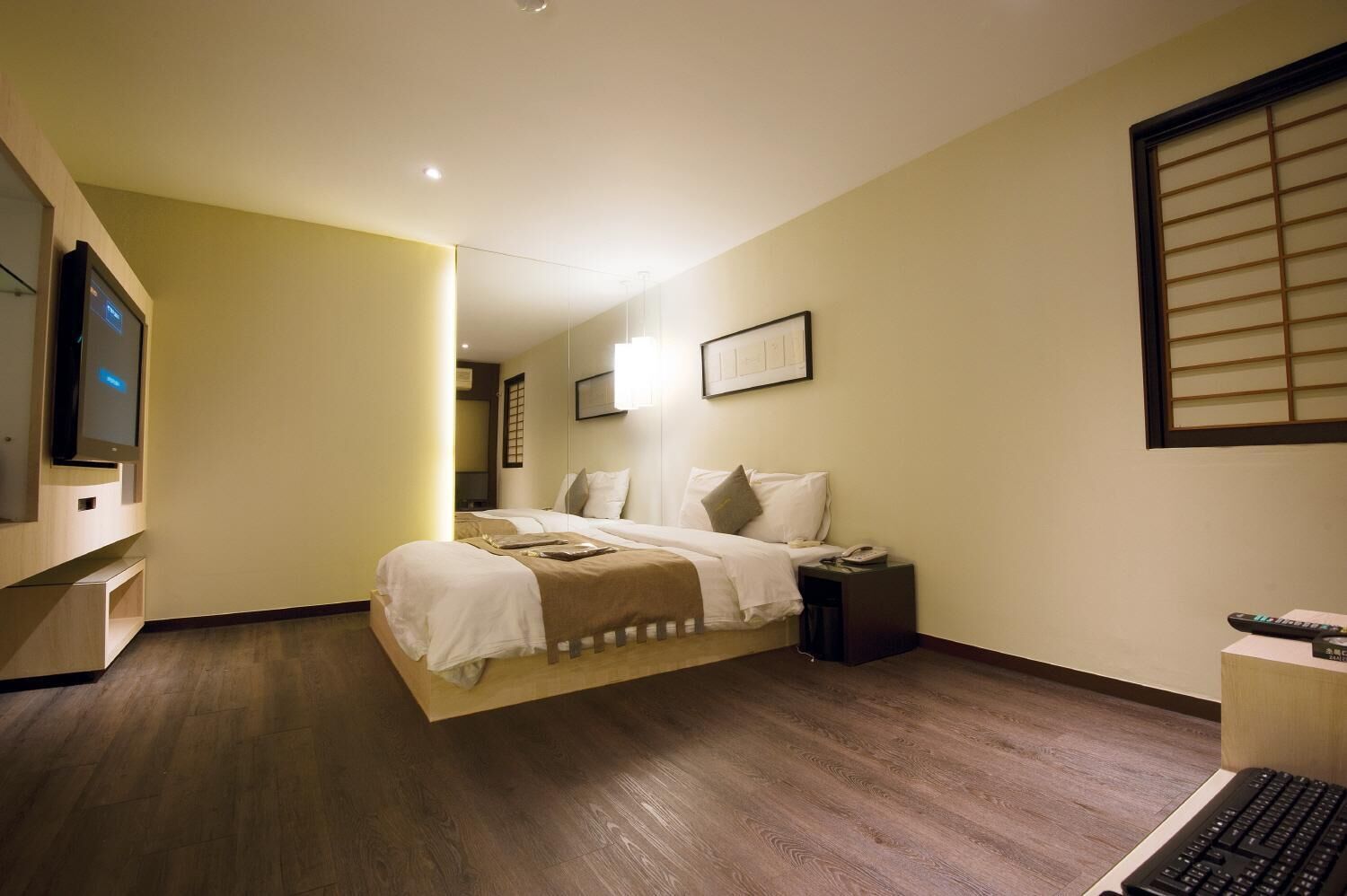 Decoración individual, escritorio, espacio para trabajar con un portátil