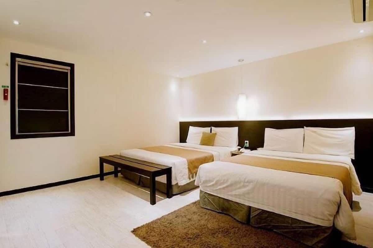 Decoración personalizada, escritorio y espacio para trabajar con laptop