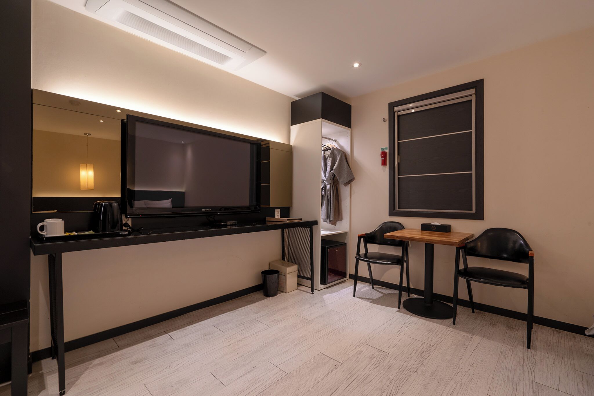 Family Twin Room (Netflix available, Laundry available) | Individually decorated, desk, laptop workspace, free WiFi