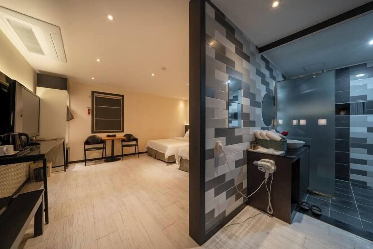 Decoración personalizada, escritorio y espacio para trabajar con laptop