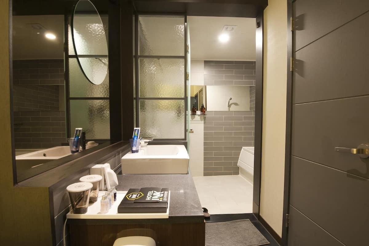 Bathroom | Combined shower/tub, free toiletries, towels