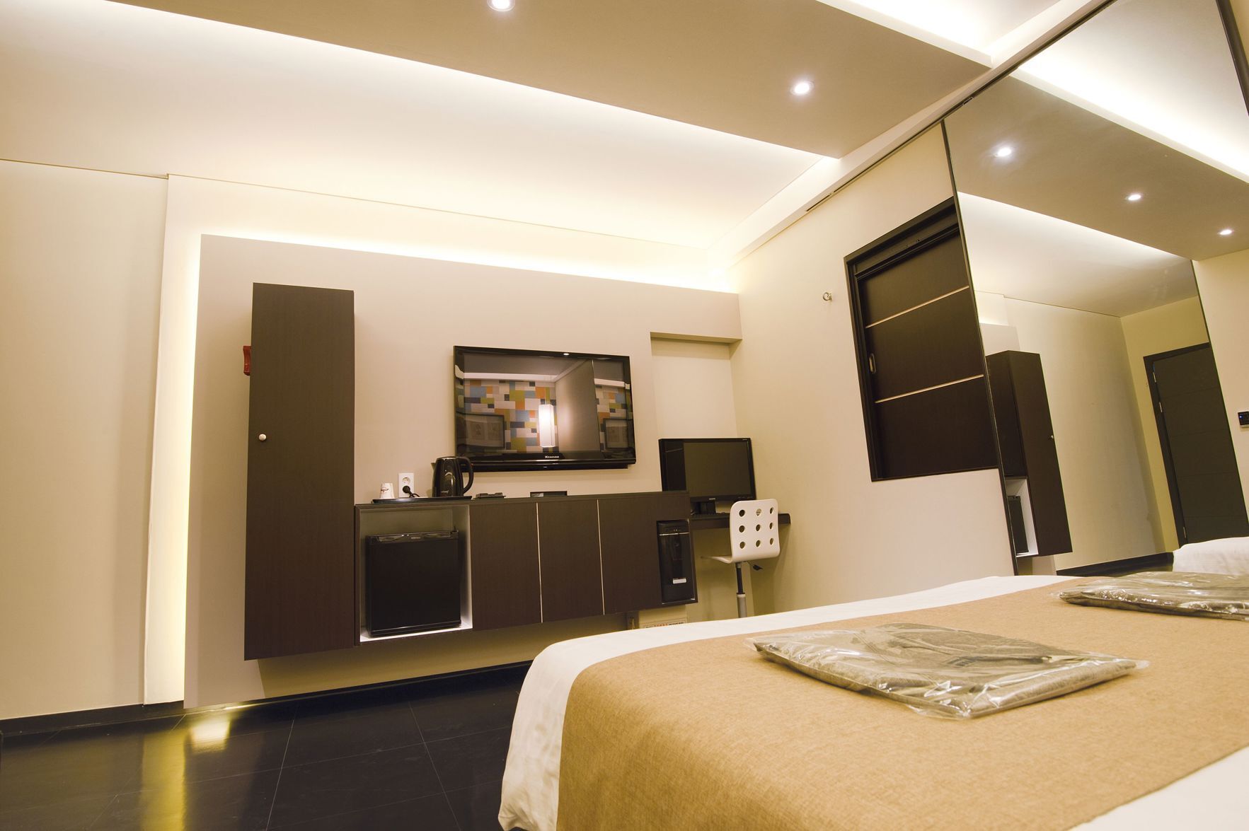 Decoración individual, escritorio, espacio para trabajar con un portátil