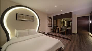 ๋๋ญ์ค๋ฃธ, ๋ฆฌ๋ฒ๋ทฐ (๋ทํ๋ฆญ์ค ๊ฐ๋ฅ, ์ธํ ๊ฐ๋ฅ) | ๊ฐ๊ฐ ๋ค๋ฅธ ์คํ์ผ์ ์ธํ
๋ฆฌ์ด, ์ฑ
์, ๋
ธํธ๋ถ ์์
๊ณต๊ฐ, ๋ฌด๋ฃ WiFi