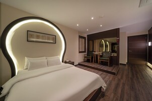 Decoración personalizada, escritorio y espacio para trabajar con laptop 