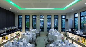 Breakfast, lunch, dinner served; Asian cuisine, garden views  - Hotel Kan Yeik Thar (Yangon)