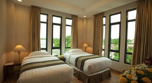 Superior Room | Minibar, in-room safe, desk, blackout curtains - Hotel Kan Yeik Thar (Yangon)