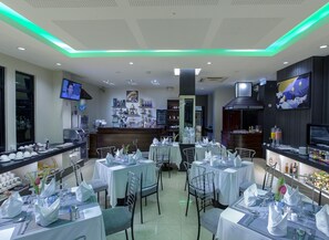 Free daily buffet breakfast