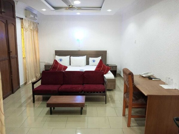 Minibar, escritorio, cortinas blackout y wifi gratis 