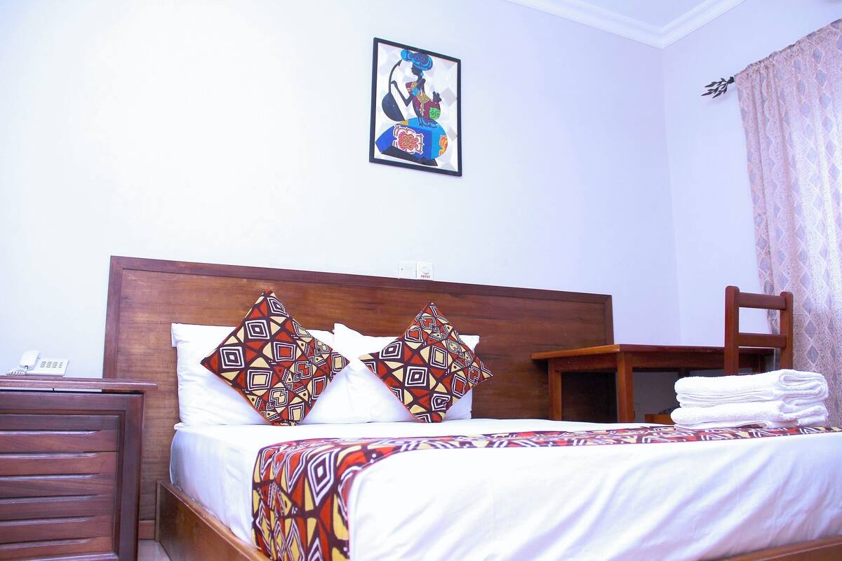 Studio cơ bản | Minibar, bàn, khu vực làm việc phù hợp cho laptop 