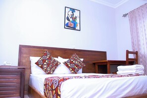 Minibar, escritorio, espacio para trabajar con laptop y wifi gratis 