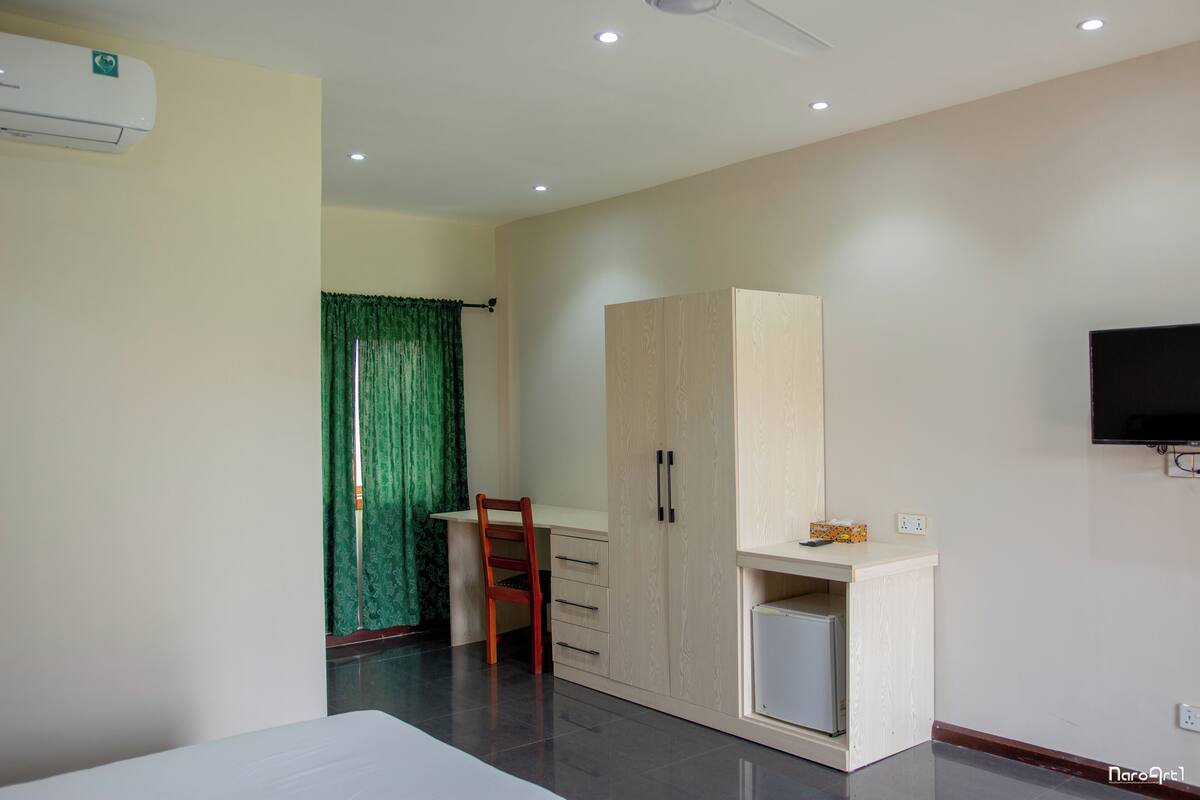 Habitació amb dos llits individuals | Minibar, escriptori i espai de treball apte per a portàtils