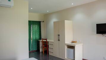 Minibar, escritorio, espacio para trabajar con laptop y wifi gratis