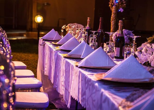 2 restaurants, lunch, dinner served; local cuisine