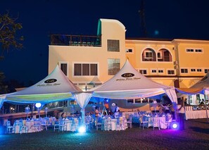 2 restaurantes; se sirven almuerzos, cenas y cocina local 