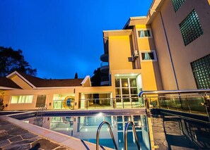 Una piscina al aire libre