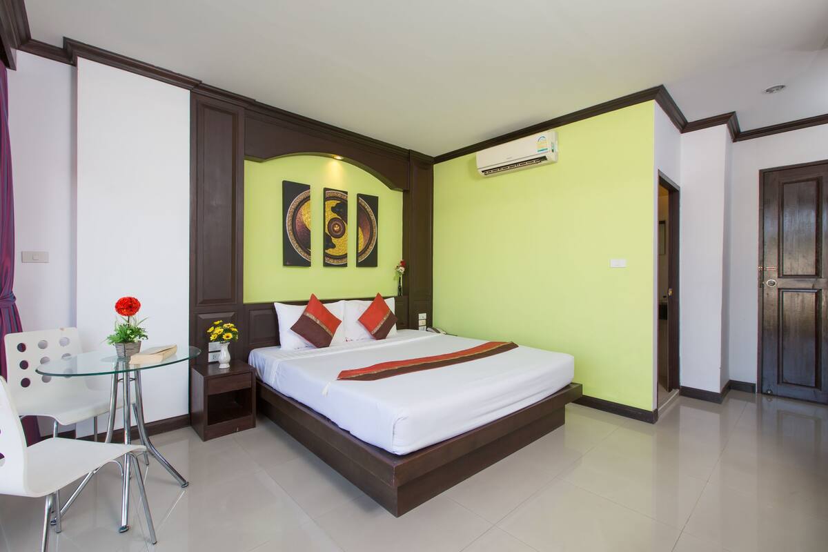 In-room safe, desk, rollaway beds, free WiFi