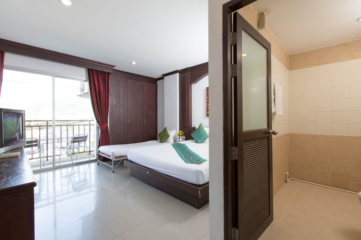 Triple Room | In-room safe, desk, rollaway beds, free WiFi