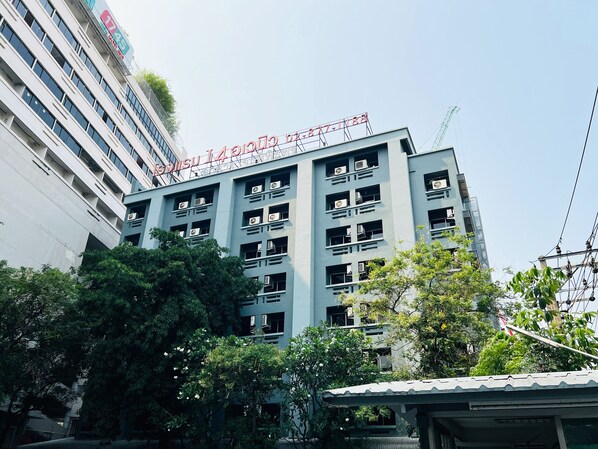 Un immeuble à plusieurs étages, sur lequel on peut voir une enseigne indiquant qu’il s’agit d’un hôtel.