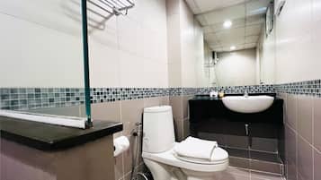 Deluxe Room, Balcony | Bathroom
