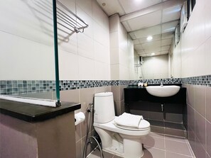 Quarto luxo, sacada | Banheiro | Chuveiro, produtos de toalete grátis