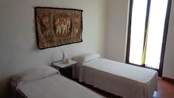 Een minibar, een kluis op de kamer, geluiddichte muren, beddengoed