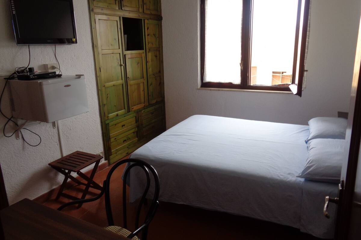 Minibar, in-room safe, soundproofing, bed sheets