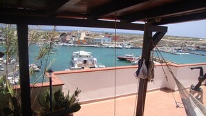Un balcón con vista a un puerto deportivo y barcos.