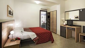 2 bedrooms, in-room safe, desk, cribs/infant beds