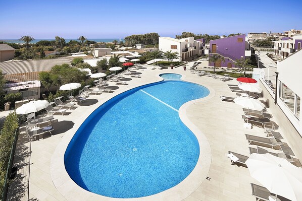 Piscine extérieure en saison, accès possible de 9 h à 20 h, parasols