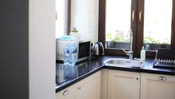 Apartment with 2 rooms | 1 間臥室、低過敏寢具、客房內保險箱、書桌
