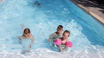 Alberca al aire libre por temporada y camastros