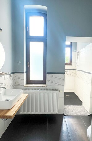 Family Apartment | Bathroom | Shower, towels - Willa Puck (Puck)