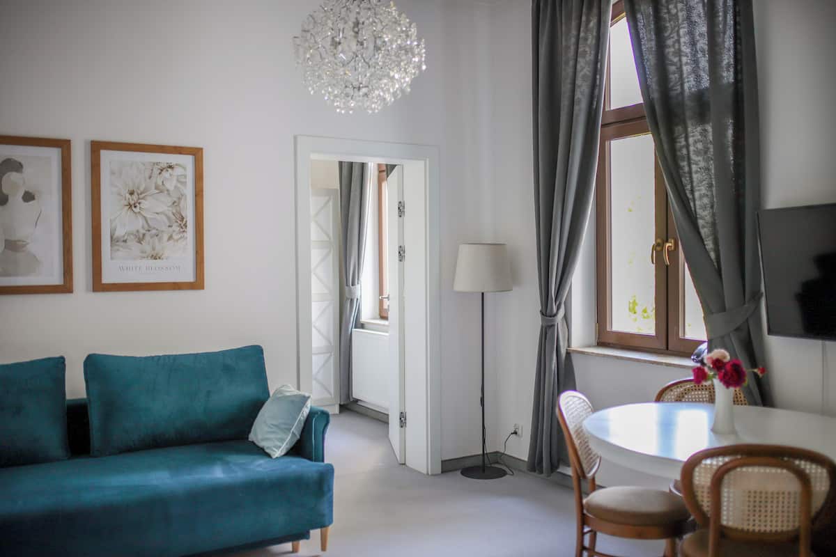 Apartment with 2 rooms | 1 bedroom, hypo-allergenic bedding, in-room safe, desk