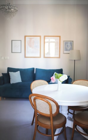 Apartment with 2 rooms | 1 kamar tidur, seprai antialergi, brankas, dan meja kerja