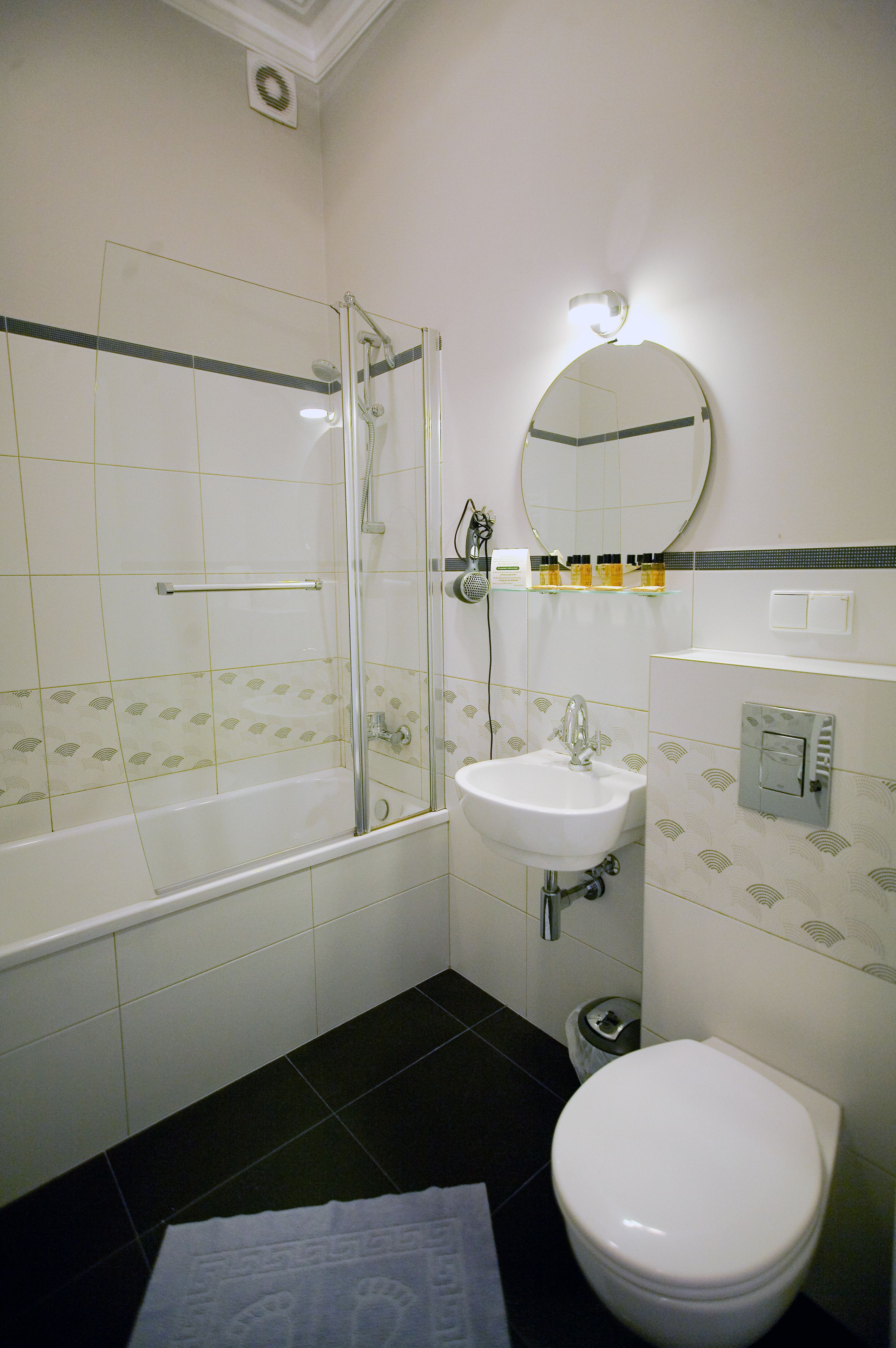 Ein Badezimmer mit Duschkabine, Waschbecken und Toilette.