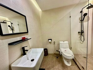Deluxe kamer, 1 twee- of 2 eenpersoonsbedden, niet-roken (Newly Renovated) | Badkamer | Gratis toiletartikelen, een haardroger, badjassen, handdoeken
