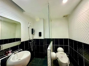 スーペリア ダブルまたはツインルーム 禁煙 (Newly Renovated) | バスルーム | バスアメニティ (無料)、ヘアドライヤー、バスローブ、タオル