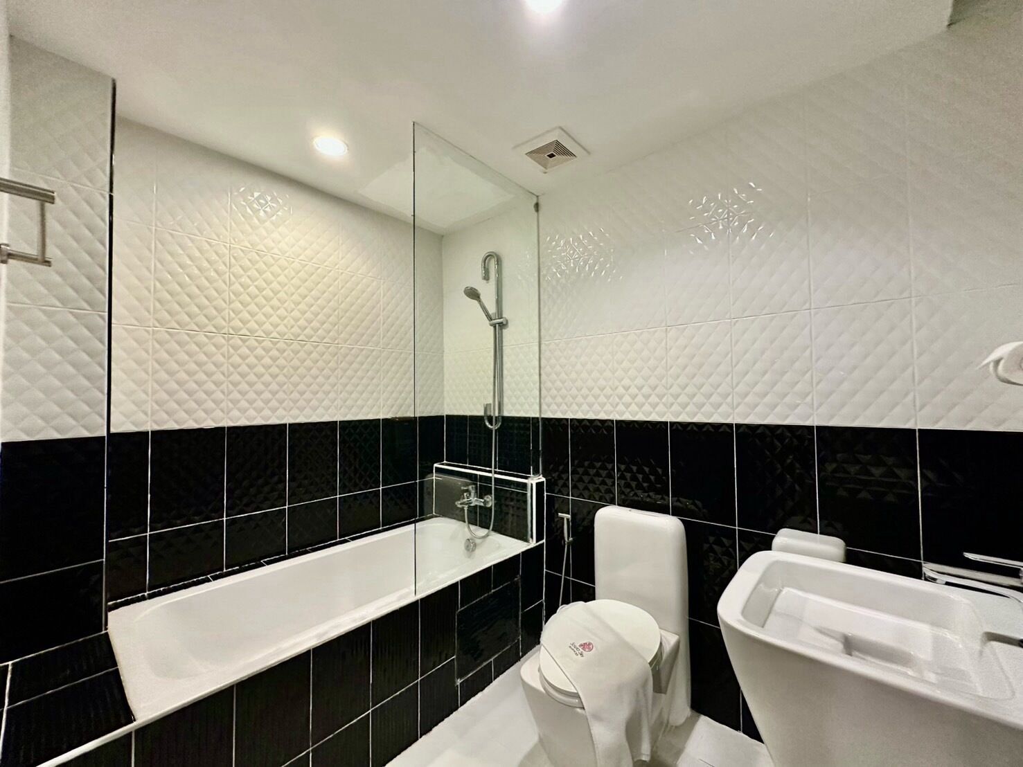 Executive Suite, 1 King Bed with Sofa bed, Non Smoking | 浴室 | 免费洗浴用品、吹风机、浴袍、毛巾