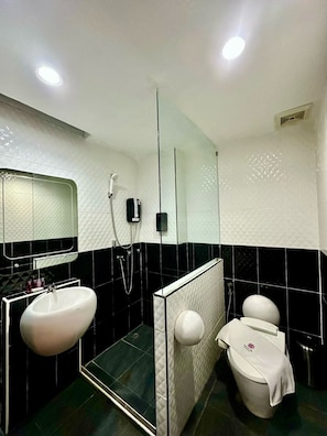 Standard-Doppel- oder -Zweibettzimmer, Nichtraucher (Newly Renovated) | Badezimmer