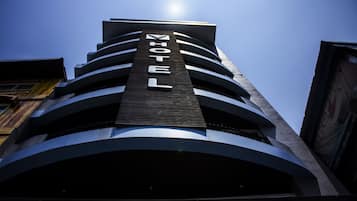 Mặt tiền nơi lưu trú - ban đêm