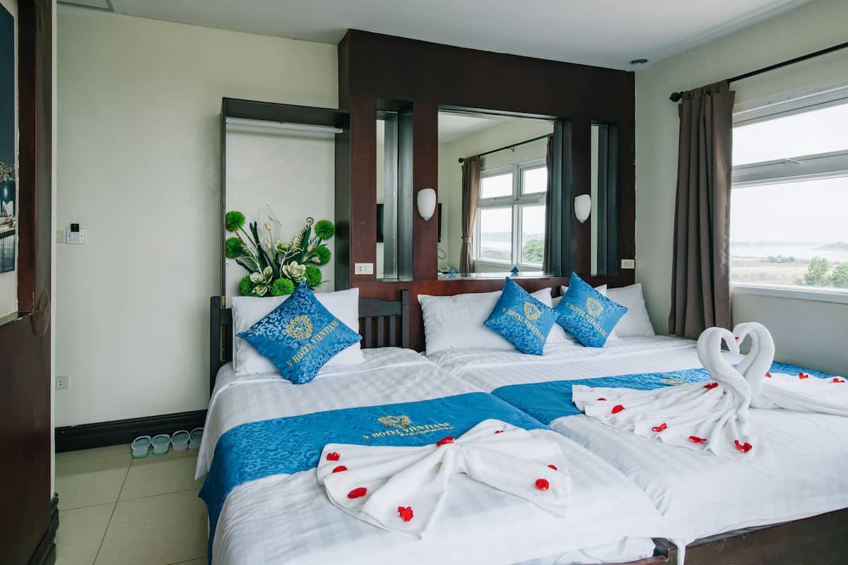Deluxe Family Room | Minibar, una scrivania, letti aggiuntivi (a pagamento), Wi-Fi gratuito