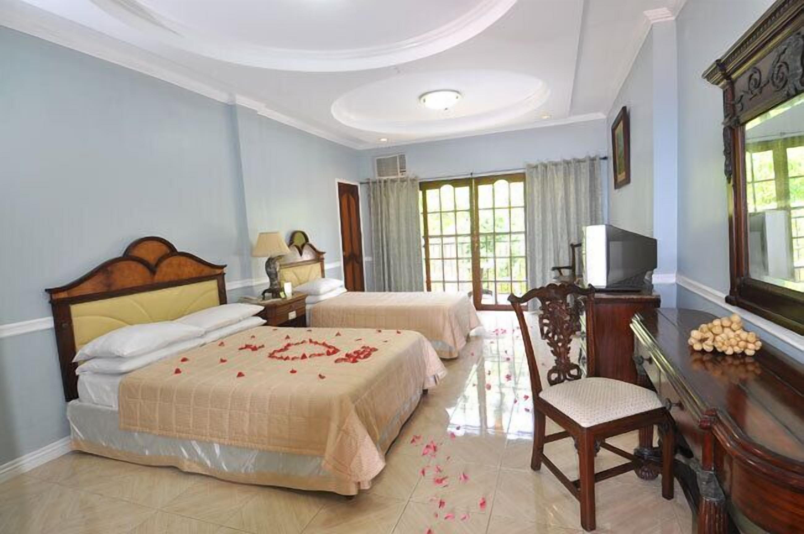 Caja de seguridad en la habitación y escritorio 