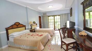 Caja fuerte, escritorio, tabla de planchar con plancha